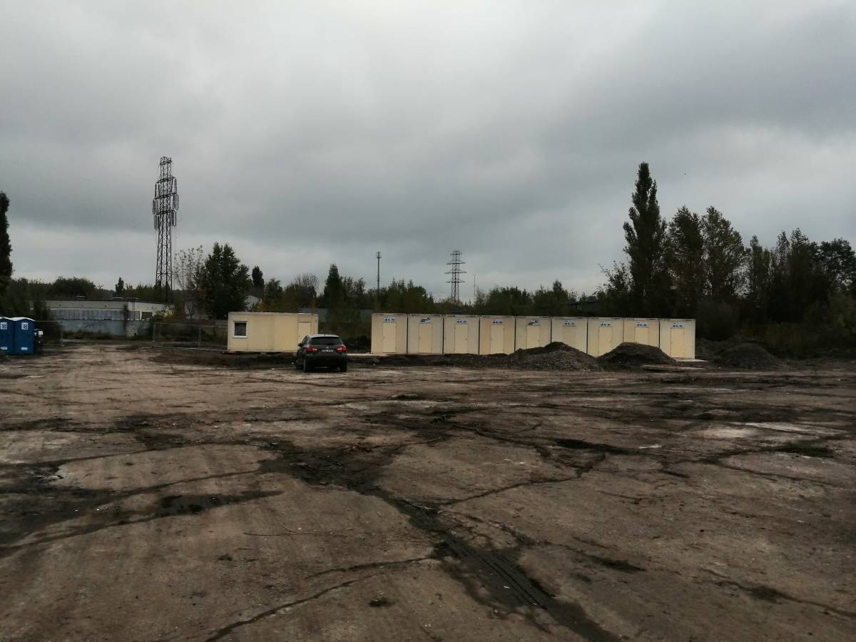 zdjęcie budowy inwestycji Celulozowa we Włocławku. Widok baraków dla pracowników stojących na placu budowy.